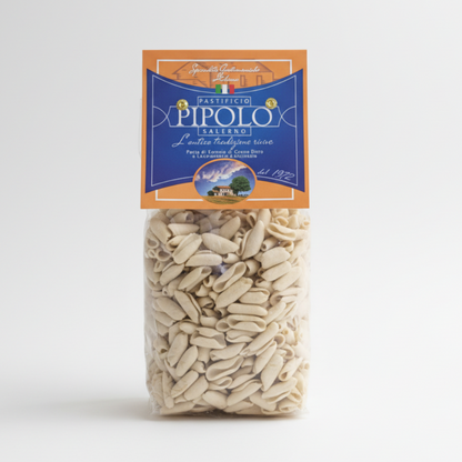 Confezione di cavatelli su sfondo bianco neutro