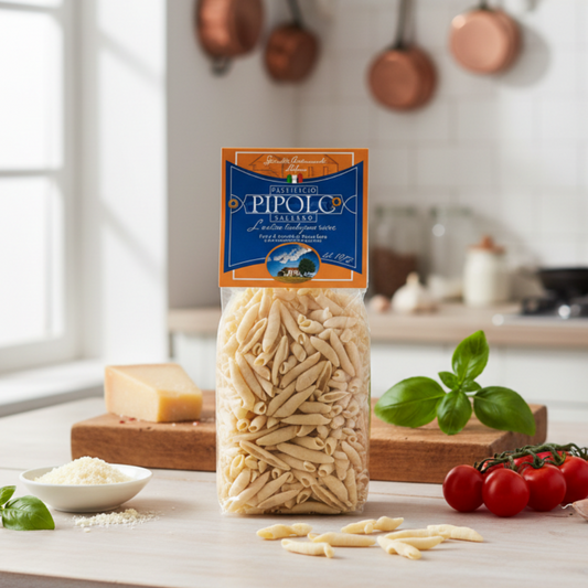 Confezione di Cortecce Pipolo ambientata in una cucina italiana casalinga