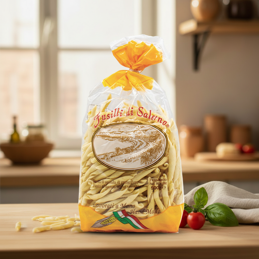 Nuova confezione gialla in cucina calda