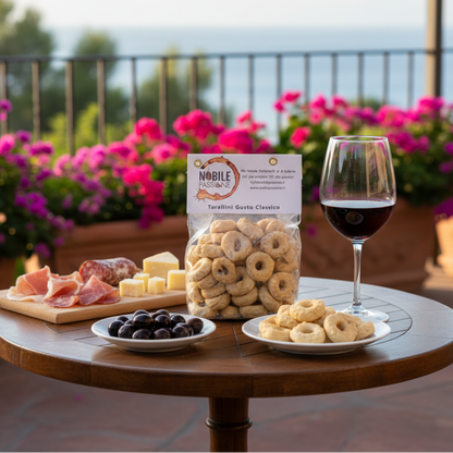 Tarallini Classici in ambientazione aperitivo con vino rosso